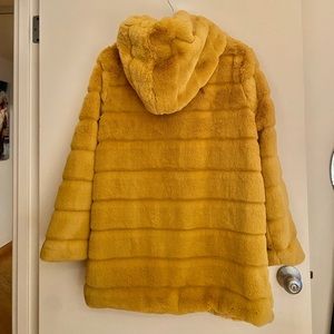 1 Mustard color Faux Fur
& 1 Black
Size S/M Gold & Silver BEST OFFER